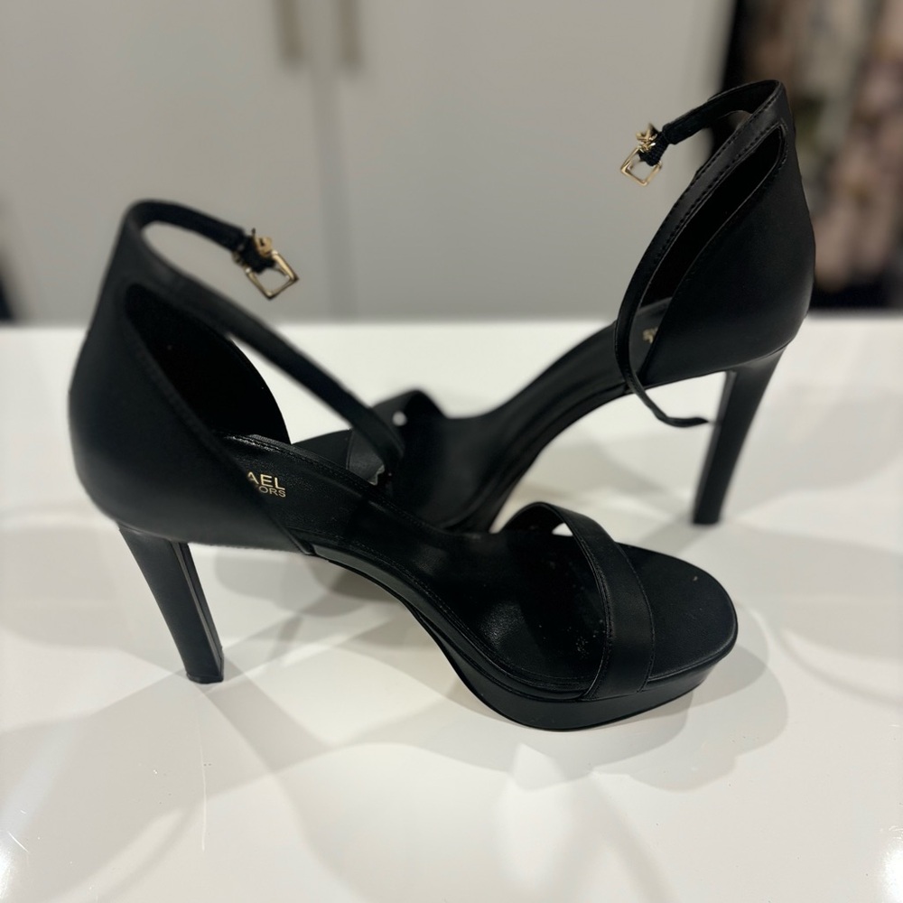 Michael kors black sandals pumps